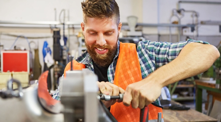 ausbildung-theo-hillers-betriebsschlosser-vorschaubild Mechaniker mit Werkzeug